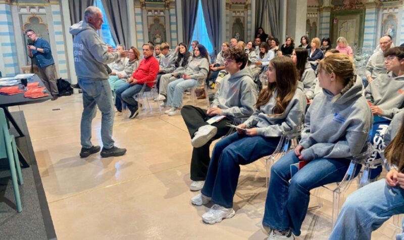 Un momento dell’incontro di lunedì scorso, 12 ottobre in piedi il dirigente del Liceo, Franco Cossard