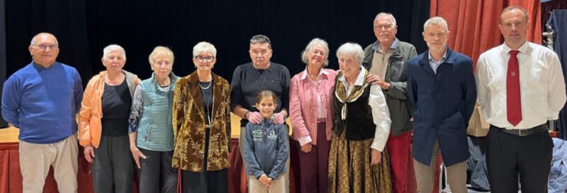 Una rappresentanza dei premiati del concorso vetrine e angoli caratteristici con, da sinistra, il vice sindaco di Vidracco Salvatore Sanfilippo, Grazia Maglione, Carla Noro per il Burnel, la sindaca di Nomaglio Ellade Peller, il presidente della Pro Loco Enrico Allamanno con la piccola Anita Sardino, la sindaca di Rueglio Gabriella Maria Laffaille, Angela Noro per le Signore dei Giovedì del Buonumore e i sindaci di Andrate Enrico Bovo, di Carema Fabio Peretto e di Settimo Vittone Ivo Peretto