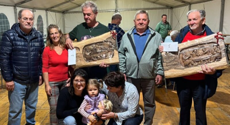 La premiazione della gara di belote con, da sinistra, Ivo Chapel, la presidente dell’associazione Maniero di Cly Simona Angiari, il sindaco Guido Theodule, Luigi Pieiller e Mario Di Mauro: accosciate Valentina Theodule con la figlia Amelie Priod e Palmira Lazzoni
